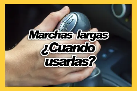 Mano cambiando marchas largas en un coche. ¿Cuándo usarlas?