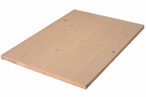 Planche de bois clair, un tripli épicéa aux veines fines et nœuds discrets, prête à être transformée.