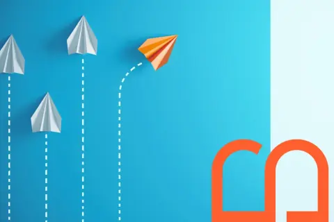 Un aereo di carta arancione devia dal percorso di altri tre bianchi, simboleggiando una decisione coraggiosa, forse un **exit interview** che apre nuove strade.