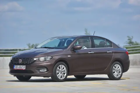 Brązowy Fiat Tipo sedan, idealny do miasta. Poznaj jego wymiary i możliwości.