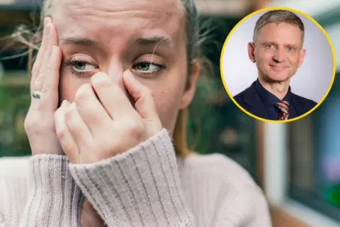 Zmartwiona kobieta z dłońmi na twarzy, obok uśmiechnięty mężczyzna. Czy to początek utraty pamięci?