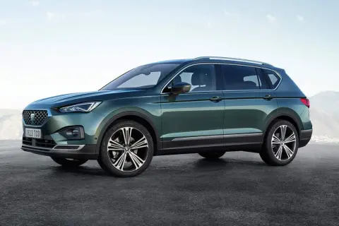 Zielony Seat Tarraco prezentuje swoje imponujące wymiary na tle górskiego krajobrazu.