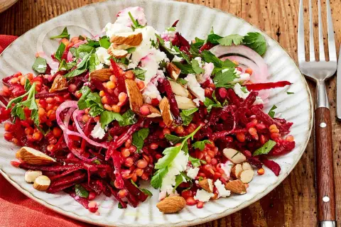 Bunter Linsensalat mit Roter Bete, Feta und Mandeln. Perfekt als gesundes essen zum mitnehmen für die Mittagspause.