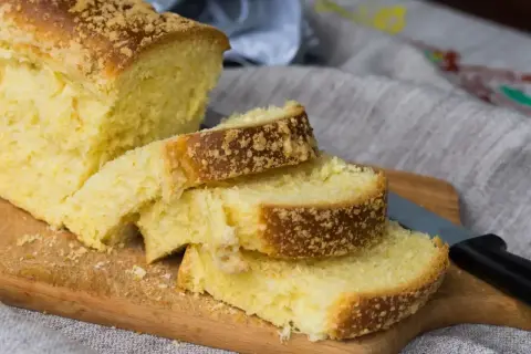 Puszyste ciasto drożdżowe, pokrojone w kromki, pachnie jak najlepszy przepis na ciasto drożdżowe babci. Idealne na śniadanie.