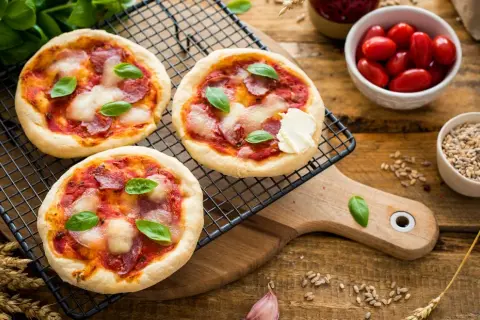 Jak zrobic mini pizze - prosty przepis na pyszne przekąski na imprezę