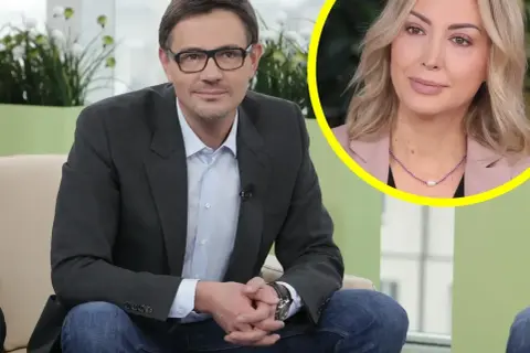 Mężczyzna w okularach i marynarce, być może mąż Anny Zejdler, siedzi na kanapie. Obok, w żółtym okręgu, uśmiecha się kobieta.