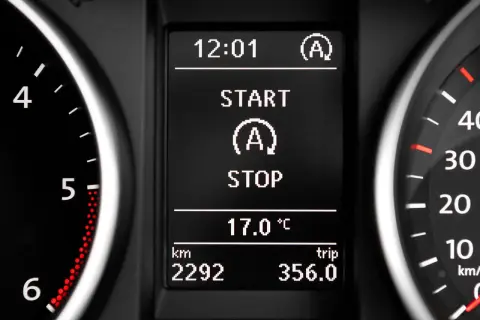 Bilens instrumentpanel visar klockan 12:01, start/stopp-systemet är aktivt, temperaturen är 17 grader Celsius, och körsträckan är 2292 km med en trippsträcka på 356 km.