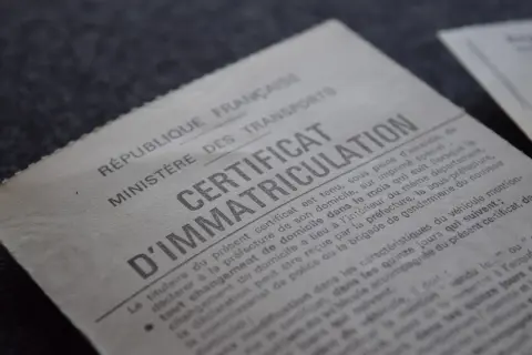 Certificat d'immatriculation français, mentionnant les obligations du titulaire. Un inconvénient carte grise collection peut être la complexité des démarches administratives.