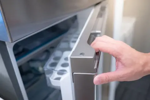 Woda w lodówce? Poznaj przyczyny i proste sposoby na rozwiązanie problemu