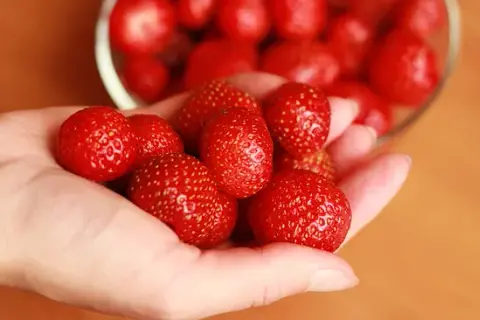 Ile kcal ma 1 truskawka? Zaskakująca kaloryczność owocu