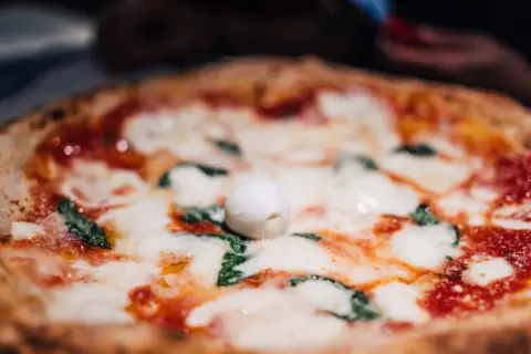 Maîtrisez la pâte à pizza épaisse et moelleuse : ma recette infaillible