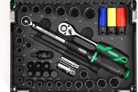 Zestaw kluczy nasadowych Hitachi, w tym klucz dynamometryczny i nasadki. Hitachi to znana firma produkująca narzędzia.
