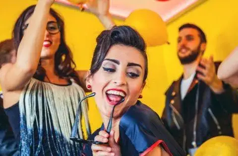 Impreza w stylu lat 50.: Jak zorganizować niezapomnianą podróż w czasie?