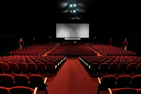 Ile filmy są w kinach? Sprawdź, co warto zobaczyć teraz!