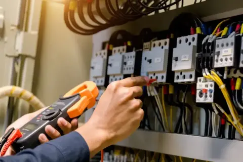 Kurs elektryka ile trwa? Poznaj czas nauki i dostępne opcje