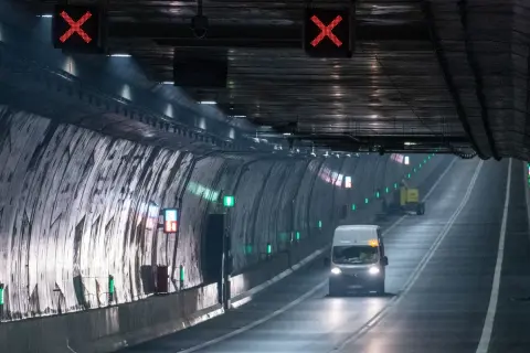 Ein Van fährt durch den beleuchteten **Tunnel Usedom**, während rote X-Zeichen über der Fahrbahn auf eine Sperrung hinweisen.