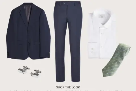 Mörkblå kostym, vit skjorta, grönrandig slips och manschettknappar. Perfekt dresscode cocktail man.