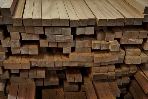 Pilotes de madera de iroko, listos para ser transformados en muebles o construcciones.
