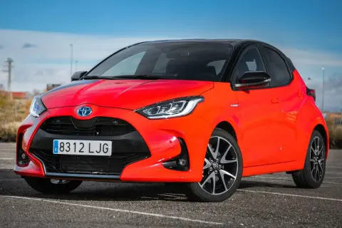 Toyota Yaris rojo, con un diseño deportivo que evoca la fuerza de los caballos salvajes.