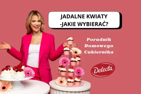 Kobieta w różowej marynarce prezentuje tort i babeczki ozdobione jadalnymi kwiatami.