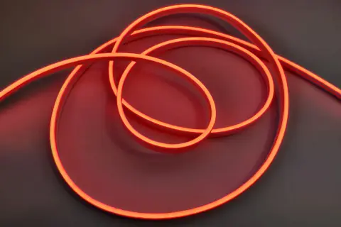 Jasny, czerwony neon wijący się na ciemnym tle.