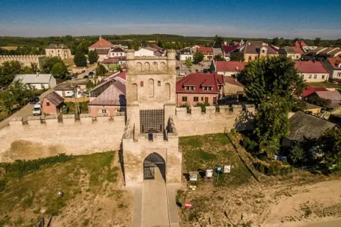 Brama wjazdowa do Szydłowa, z murami obronnymi i zabudowaniami. To jedne z głównych szydłów atrakcje, które warto zobaczyć.
