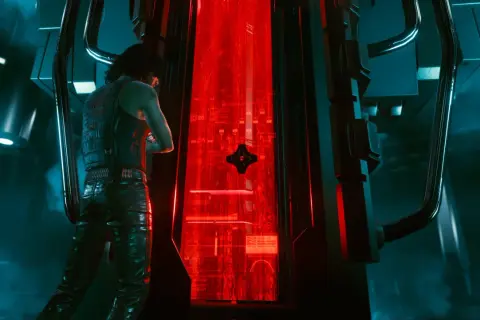 Postać w skórzanych spodniach patrzy na pulsujący czerwony rdzeń. Czy to klucz do sekretnego zakończenia cyberpunk?