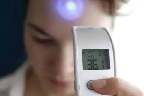 Mierzenie temperatury na lotnisku - jak technologia chroni zdrowie pasażerów