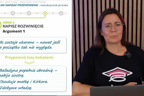 Kobieta w okularach i czarnej koszulce z symbolem czapki absolwenta, obok planszy z instrukcją pisania rozprawki.