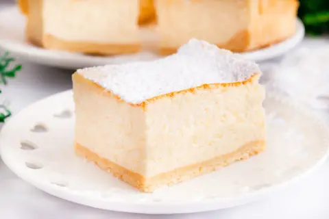 Sernik z serka mascarpone, lekki i puszysty, posypany cukrem pudrem. Prawdziwe niebo w gębie!