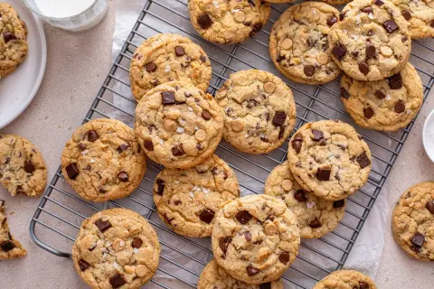Frisch gebackene Chocolate Chip Cookies, perfekt zum selber machen. Mit Meersalzflocken bestreut, verlocken sie zum sofortigen Genuss.