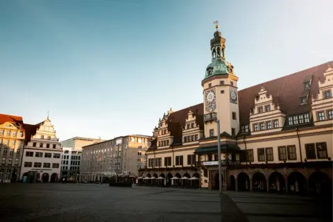 Altes Rathaus Leipzig mit Turmuhr und Arkaden. Tolle Leipzig Tipps für deinen Städtetrip.