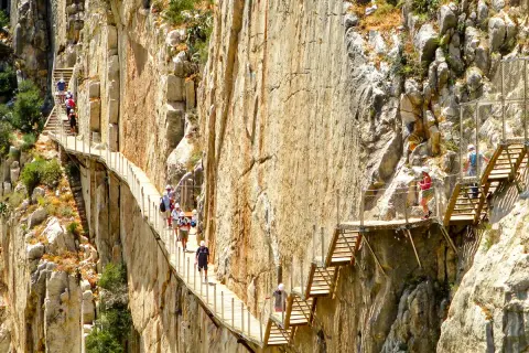 Vandrare på den dramatiska gångvägen Caminito del Rey nära Málaga, högt uppe på klippväggarna.