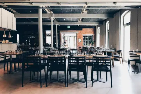 Rader av dukade bord med svarta stolar i en modern lokal. Kanske är det här the picts bar ligger, redo för kvällens gäster.