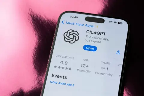 Ekran telefonu z oficjalną aplikacją ChatGPT od OpenAI. Aplikacja ma ocenę 4.8 gwiazdek i jest numerem 1 w kategorii Produktywność.