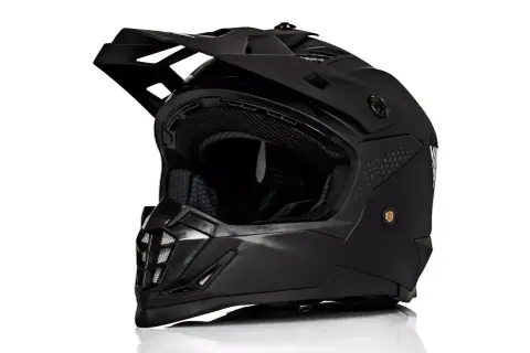Czarny kask motocyklowy typu cross z daszkiem i siatkowymi wstawkami.