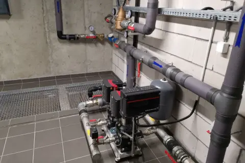 Pompa obiegowa Grundfos i zbiornik przeponowy to przykłady urządzeń sanitarnych w kotłowni.