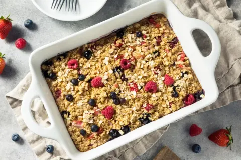 Herzhaftes Beeren-Haferflocken-Gericht im Ofen, perfekt für gesunde Haferflocken Rezepte zum Abnehmen.