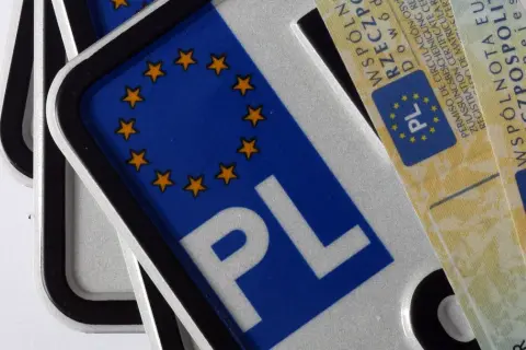Zbliżenie na polskie tablice rejestracyjne z symbolem Unii Europejskiej.