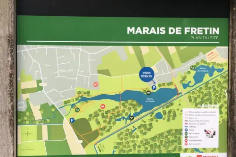 Plan du site du marais de Fretin, indiquant les sentiers, parkings et points d'intérêt. Vous êtes ici.