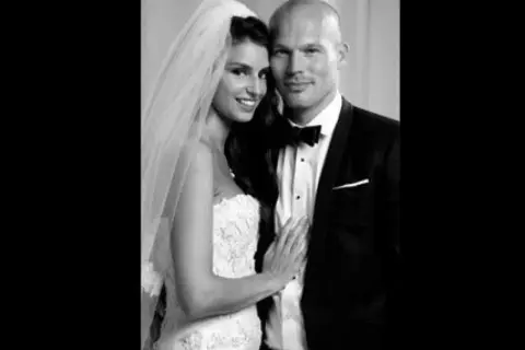 Fredrik Ljungberg och hans familj på bröllopsdagen. Bruden bär en slöja och en vacker klänning, medan brudgummen är klädd i smoking.