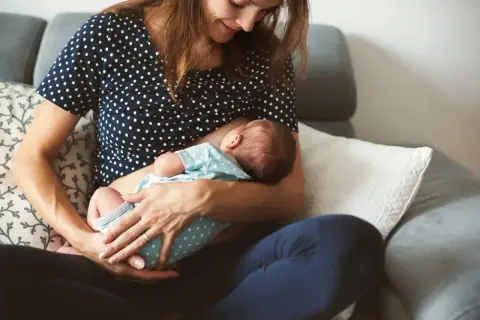 Choroba matki a karmienie piersią: Kiedy mleko to najlepsza tarcza?