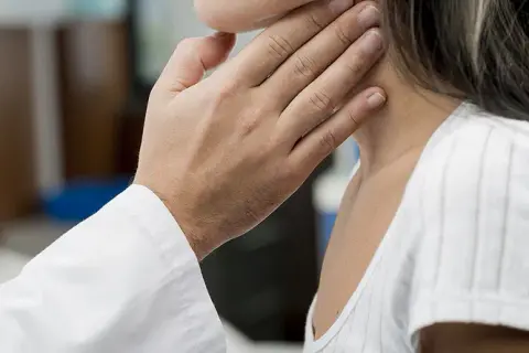 Bezpieczne sposoby na ból gardła przy karmieniu piersią, które działają