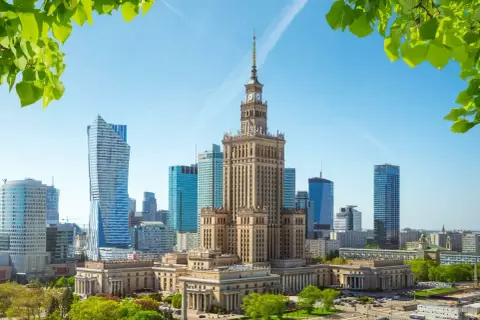 Pałac Kultury i Nauki w Warszawie, otoczony nowoczesnymi wieżowcami, oferuje wiele atrakcji dla dzieci.