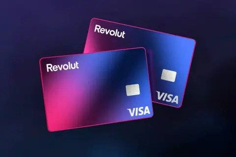 Dwie karty Revolut Visa w gradientach różu i błękitu. Dowiedz się, karta Revolut co to jest i jak działa.