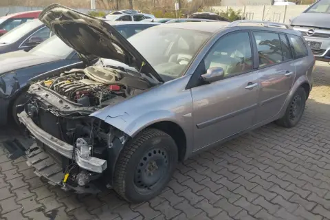 Szary kombi z otwartą maską, widoczny silnik i uszkodzony przód. Idealny, by dowiedzieć się, jak sprzedać auto na części.