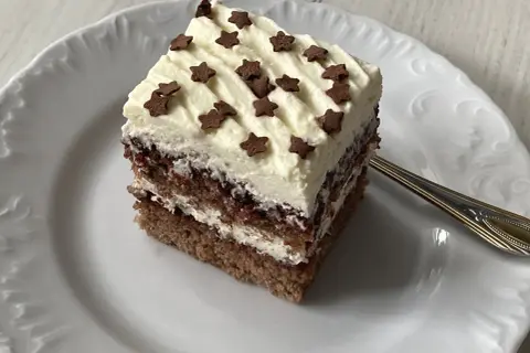 Pyszne ciasto z mascarpone, przełożone kremem i dżemem, ozdobione gwiazdkami. Idealne na deser.