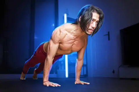 Un homme musclé en position de pompe, pratiquant la musculation poids du corps dans une pièce sombre éclairée par des lumières bleues.