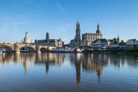 Panorama Drezna z mostem i zabytkowymi budowlami nad Łabą. Idealne miejsce, by zobaczyć, co zwiedzić w Dreźnie.