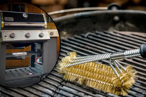 Weber Gasgrill reinigen: Eine Grillbürste aus Messing schrubbt die Roste. Links ist der Grill zu sehen.